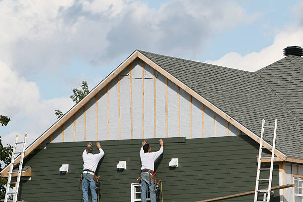 Professional Siding Installation technician working in Roslyn Heights, NY